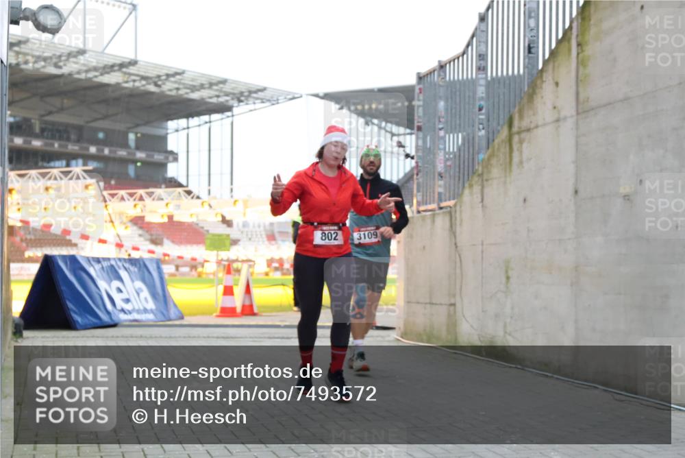 08.12.2024 - St. Pauli X-Mass-Run No. 14 H.Heesch http://msf.ph/oto/7493572 08.12.2024 09:58:42 Ziel 55, 880, 1075, 1080, 1396, 1397, 2872, 49, 802, 1864, 2428, 2984, 3109 meine-sportfotos.de