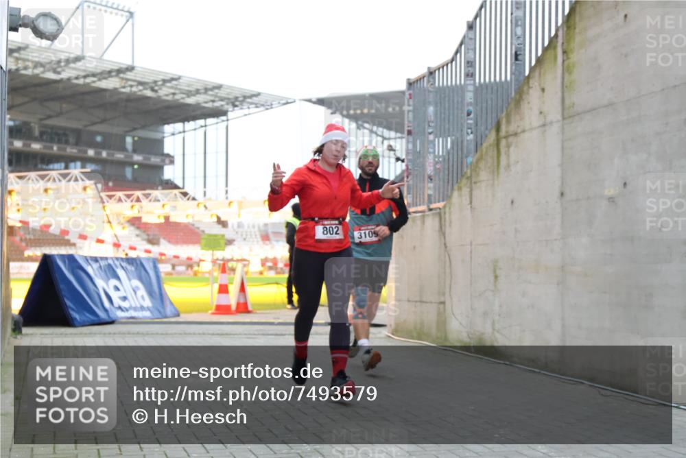 08.12.2024 - St. Pauli X-Mass-Run No. 14 H.Heesch http://msf.ph/oto/7493579 08.12.2024 09:58:42 Ziel 55, 880, 1075, 1080, 1396, 1397, 2872, 49, 802, 1864, 2428, 2984, 3109 meine-sportfotos.de