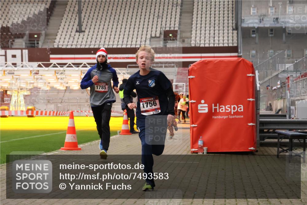 08.12.2024 - St. Pauli X-Mass-Run No. 14 Yannick Fuchs http://msf.ph/oto/7493583 08.12.2024 10:52:21 Ziel 559, 1133, 1756, 1785, 2304 meine-sportfotos.de