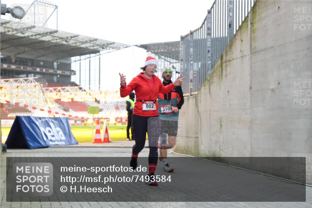08.12.2024 - St. Pauli X-Mass-Run No. 14 H.Heesch http://msf.ph/oto/7493584 08.12.2024 09:58:42 Ziel 55, 880, 1075, 1080, 1396, 1397, 2872, 49, 802, 1864, 2428, 2984, 3109 meine-sportfotos.de