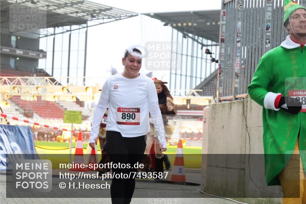 08.12.2024 - St. Pauli X-Mass-Run No. 14 H.Heesch http://msf.ph/oto/7493587 08.12.2024 10:06:54 Ziel 78, 529, 3257, 3259, 621, 698, 795, 885, 890, 1424, 1786, 2751 meine-sportfotos.de
