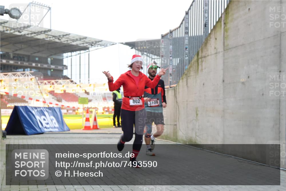 08.12.2024 - St. Pauli X-Mass-Run No. 14 H.Heesch http://msf.ph/oto/7493590 08.12.2024 09:58:42 Ziel 55, 880, 1075, 1080, 1396, 1397, 2872, 49, 802, 1864, 2428, 2984, 3109 meine-sportfotos.de