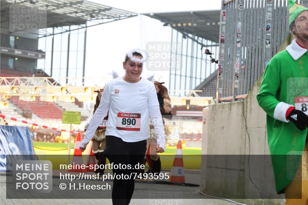 08.12.2024 - St. Pauli X-Mass-Run No. 14 H.Heesch http://msf.ph/oto/7493595 08.12.2024 10:06:55 Ziel 78, 529, 3257, 3259, 621, 698, 795, 885, 890, 1424, 1786, 2003, 2751 meine-sportfotos.de