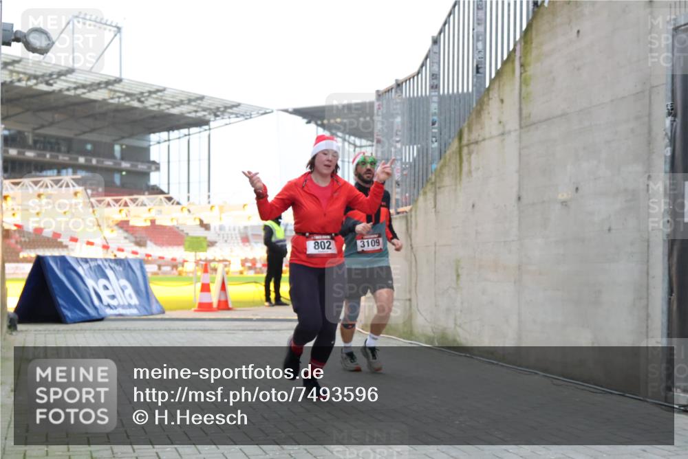 08.12.2024 - St. Pauli X-Mass-Run No. 14 H.Heesch http://msf.ph/oto/7493596 08.12.2024 09:58:42 Ziel 55, 880, 1075, 1080, 1396, 1397, 2872, 49, 802, 1864, 2428, 2984, 3109 meine-sportfotos.de