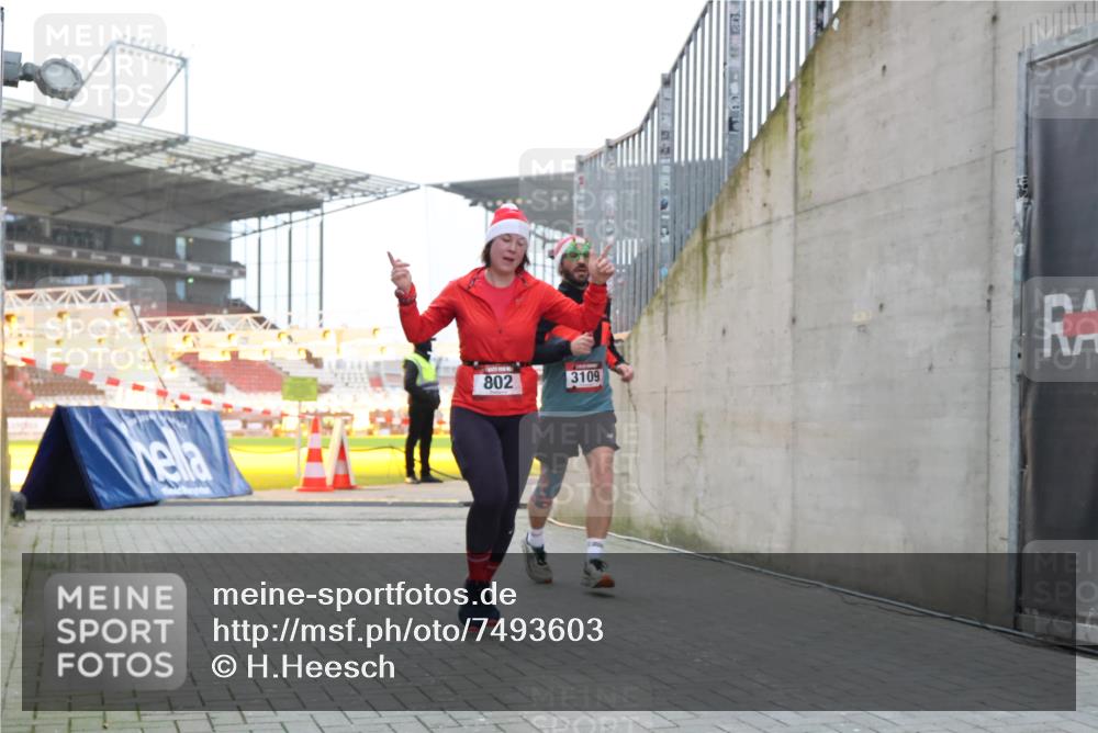 08.12.2024 - St. Pauli X-Mass-Run No. 14 H.Heesch http://msf.ph/oto/7493603 08.12.2024 09:58:42 Ziel 55, 880, 1075, 1080, 1396, 1397, 2872, 49, 802, 1864, 2428, 2984, 3109 meine-sportfotos.de