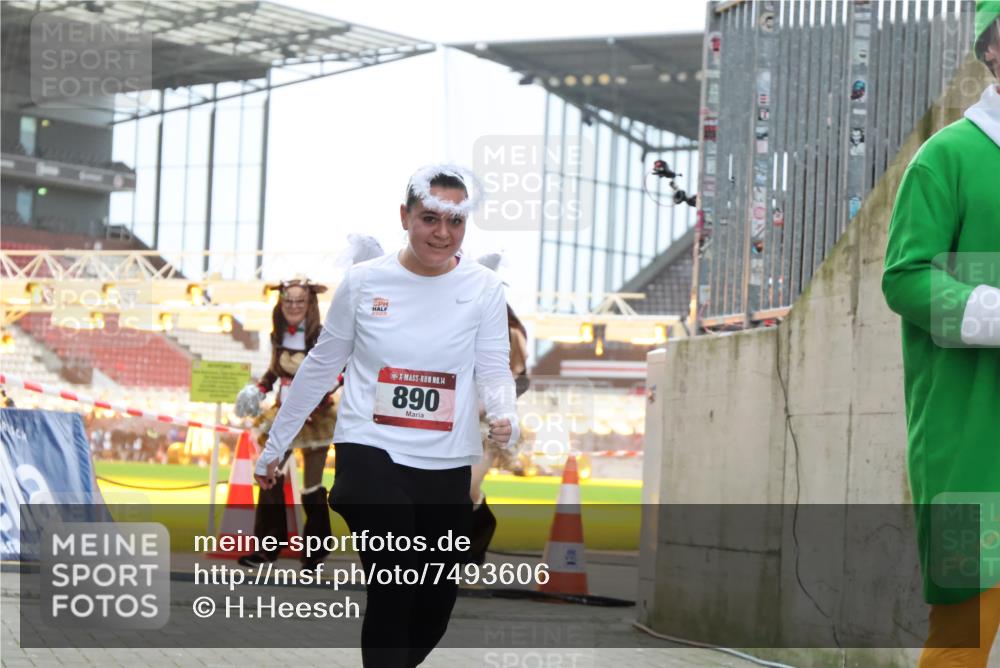 08.12.2024 - St. Pauli X-Mass-Run No. 14 H.Heesch http://msf.ph/oto/7493606 08.12.2024 10:06:55 Ziel 78, 529, 3257, 3259, 621, 698, 795, 885, 890, 1424, 1786, 2003, 2751 meine-sportfotos.de