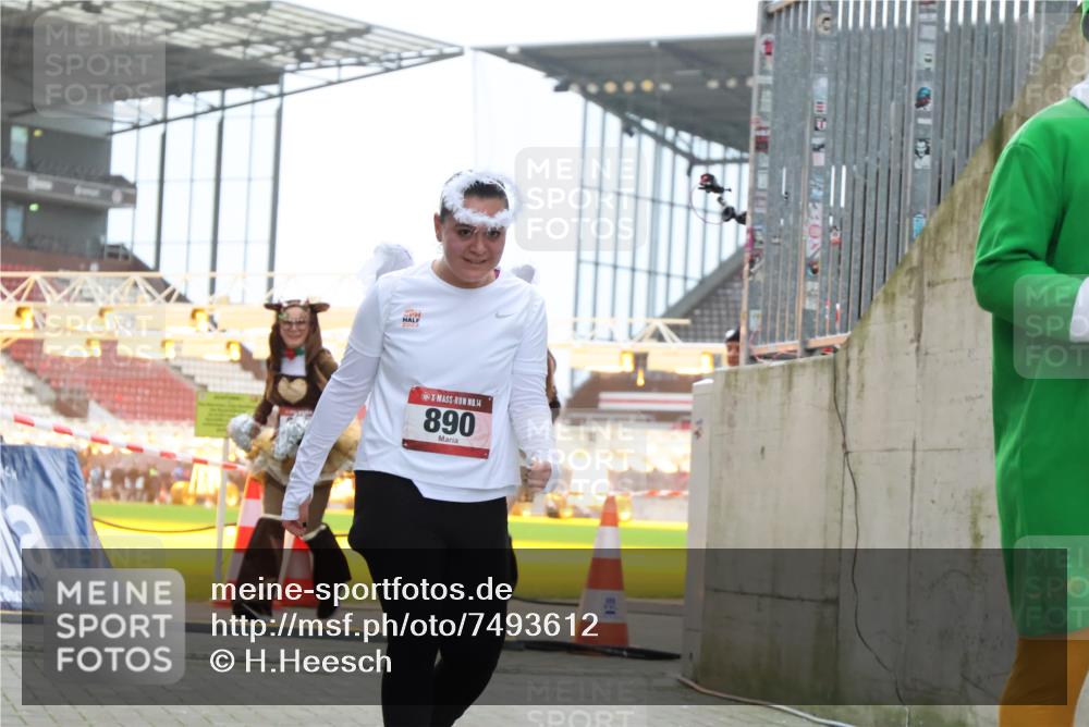 08.12.2024 - St. Pauli X-Mass-Run No. 14 H.Heesch http://msf.ph/oto/7493612 08.12.2024 10:06:55 Ziel 78, 529, 3257, 3259, 621, 698, 795, 885, 890, 1424, 1786, 2003, 2751 meine-sportfotos.de