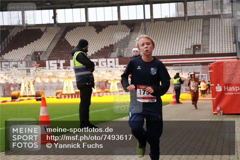 08.12.2024 - St. Pauli X-Mass-Run No. 14 Yannick Fuchs http://msf.ph/oto/7493617 08.12.2024 10:52:22 Ziel 559, 1133, 1756, 1785, 2304 meine-sportfotos.de