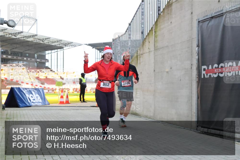 08.12.2024 - St. Pauli X-Mass-Run No. 14 H.Heesch http://msf.ph/oto/7493634 08.12.2024 09:58:43 Ziel 55, 802, 880, 1075, 1080, 1396, 1397, 2872, 3109, 49, 802, 832, 1864, 2428, 2984, 3109 meine-sportfotos.de