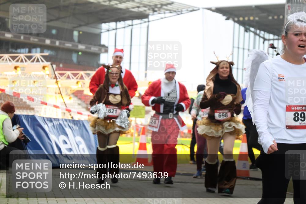 08.12.2024 - St. Pauli X-Mass-Run No. 14 H.Heesch http://msf.ph/oto/7493639 08.12.2024 10:06:56 Ziel 78, 529, 885, 3257, 3259, 621, 698, 795, 885, 890, 1424, 1786, 2003, 2751, 2755 meine-sportfotos.de