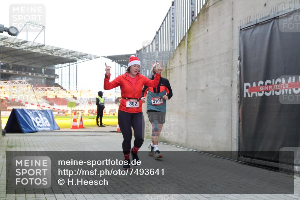 08.12.2024 - St. Pauli X-Mass-Run No. 14 H.Heesch http://msf.ph/oto/7493641 08.12.2024 09:58:43 Ziel 55, 802, 880, 1075, 1080, 1396, 1397, 2872, 3109, 49, 802, 832, 1864, 2428, 2984, 3109 meine-sportfotos.de
