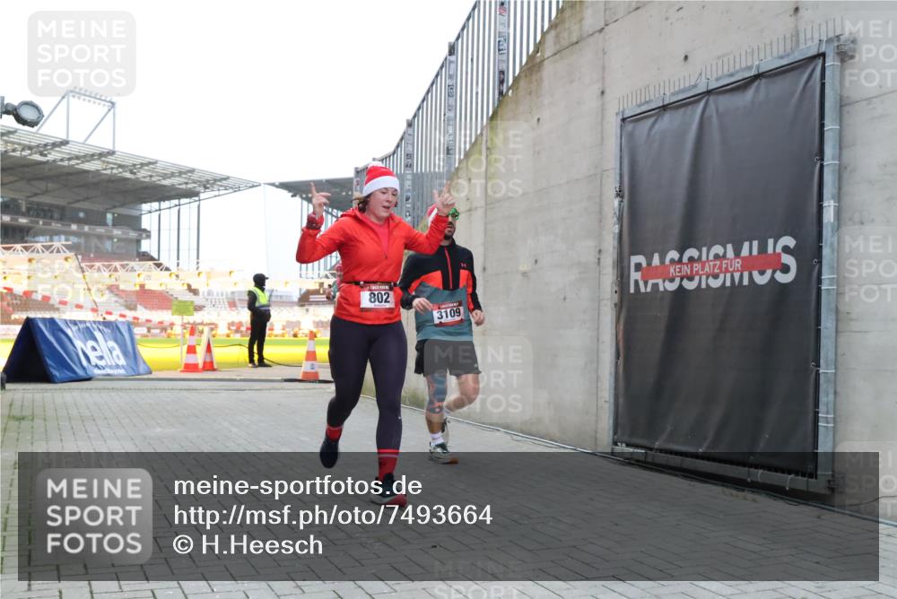 08.12.2024 - St. Pauli X-Mass-Run No. 14 H.Heesch http://msf.ph/oto/7493664 08.12.2024 09:58:43 Ziel 55, 802, 880, 1075, 1080, 1396, 1397, 2872, 3109, 49, 802, 832, 1864, 2428, 2984, 3109 meine-sportfotos.de