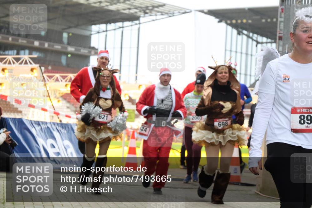 08.12.2024 - St. Pauli X-Mass-Run No. 14 H.Heesch http://msf.ph/oto/7493665 08.12.2024 10:06:56 Ziel 78, 529, 885, 3257, 3259, 621, 698, 795, 885, 890, 1424, 1786, 2003, 2751, 2755 meine-sportfotos.de