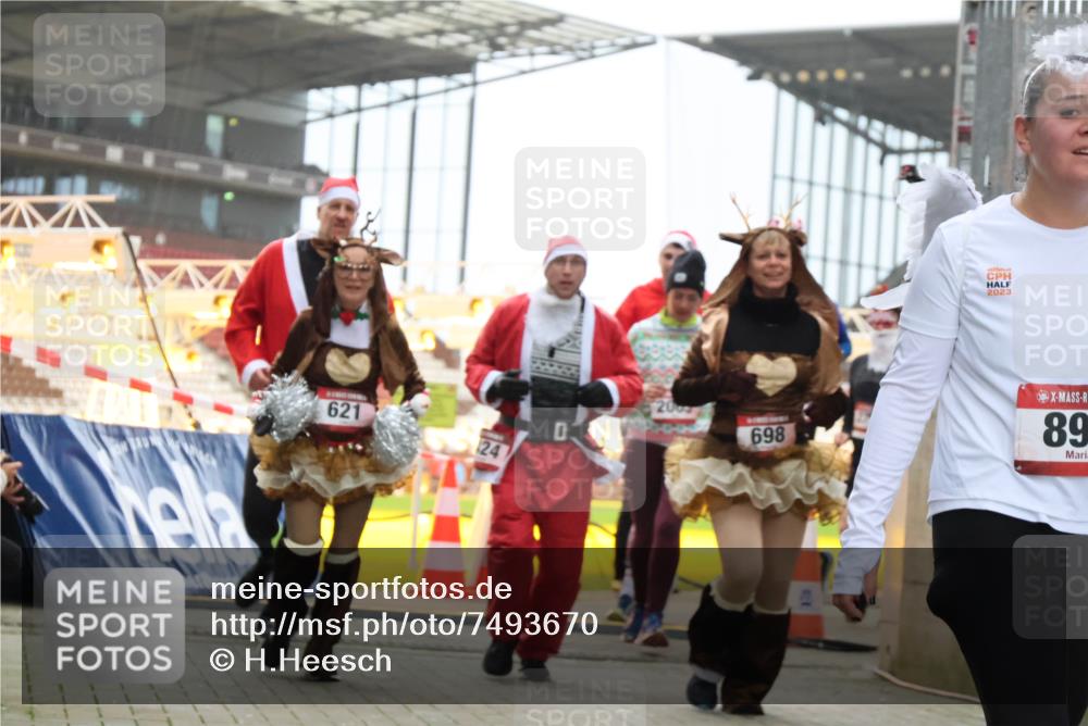 08.12.2024 - St. Pauli X-Mass-Run No. 14 H.Heesch http://msf.ph/oto/7493670 08.12.2024 10:06:57 Ziel 78, 529, 885, 3257, 3259, 621, 698, 795, 885, 890, 1424, 1786, 2003, 2751, 2755 meine-sportfotos.de