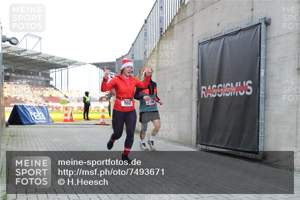 08.12.2024 - St. Pauli X-Mass-Run No. 14 H.Heesch http://msf.ph/oto/7493671 08.12.2024 09:58:43 Ziel 55, 802, 880, 1075, 1080, 1396, 1397, 2872, 3109, 49, 802, 832, 1864, 2428, 2984, 3109 meine-sportfotos.de