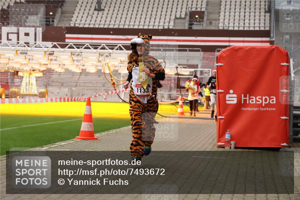 08.12.2024 - St. Pauli X-Mass-Run No. 14 Yannick Fuchs http://msf.ph/oto/7493672 08.12.2024 10:52:24 Ziel 559, 1133, 1756, 1785, 2304 meine-sportfotos.de