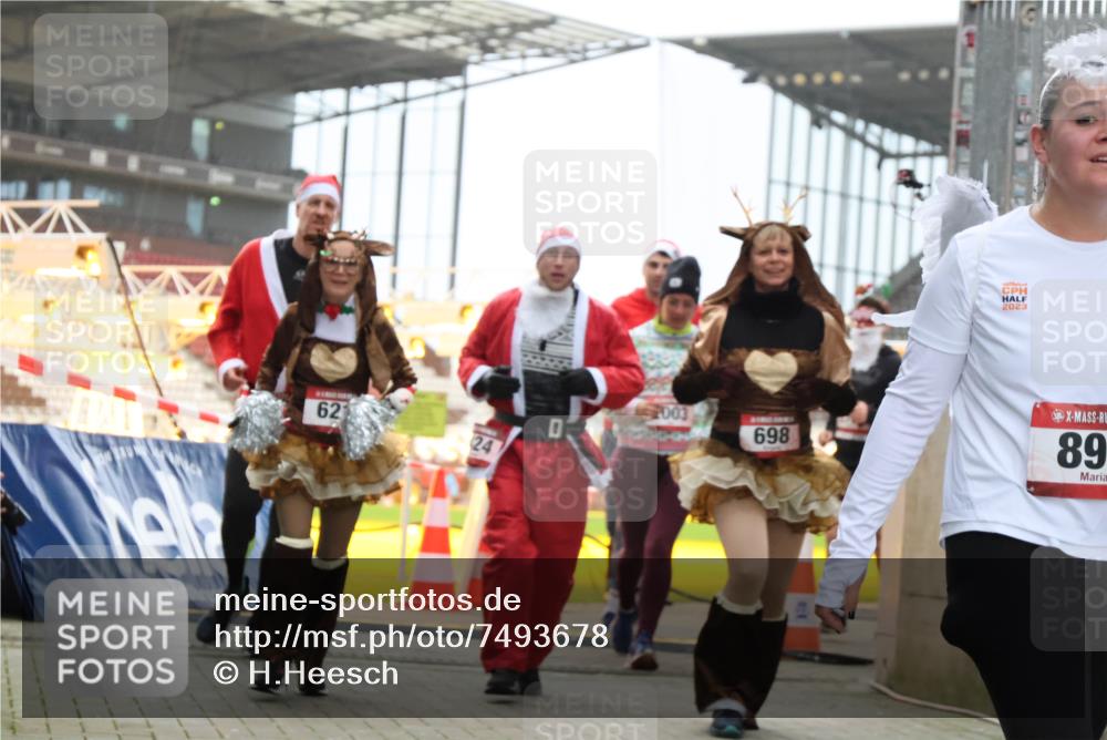 08.12.2024 - St. Pauli X-Mass-Run No. 14 H.Heesch http://msf.ph/oto/7493678 08.12.2024 10:06:57 Ziel 78, 529, 885, 3257, 3259, 621, 698, 795, 885, 890, 1424, 1786, 2003, 2751, 2755 meine-sportfotos.de
