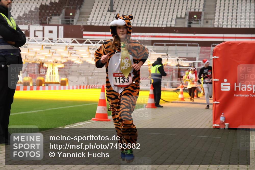 08.12.2024 - St. Pauli X-Mass-Run No. 14 Yannick Fuchs http://msf.ph/oto/7493682 08.12.2024 10:52:25 Ziel 559, 1133, 1756, 1785, 2304 meine-sportfotos.de