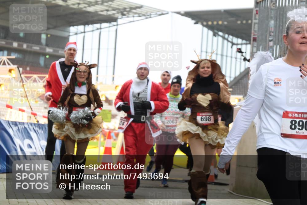 08.12.2024 - St. Pauli X-Mass-Run No. 14 H.Heesch http://msf.ph/oto/7493694 08.12.2024 10:06:57 Ziel 78, 529, 885, 3257, 3259, 621, 698, 795, 885, 890, 1424, 1786, 2003, 2751, 2755 meine-sportfotos.de