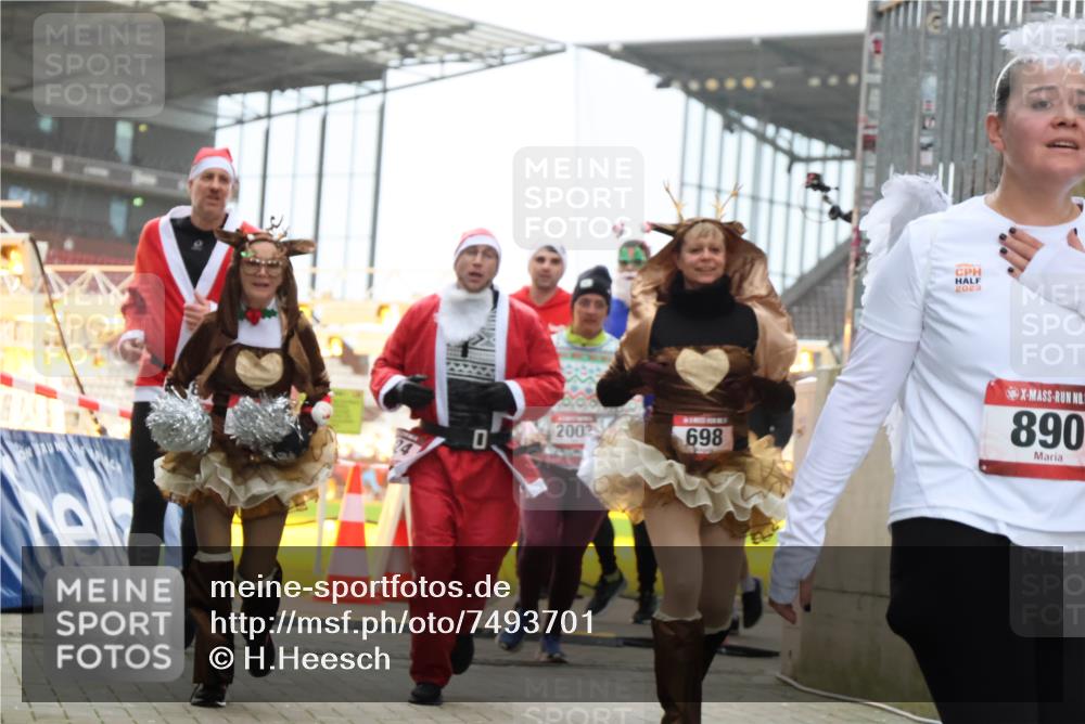 08.12.2024 - St. Pauli X-Mass-Run No. 14 H.Heesch http://msf.ph/oto/7493701 08.12.2024 10:06:57 Ziel 78, 529, 885, 3257, 3259, 621, 698, 795, 885, 890, 1424, 1786, 2003, 2751, 2755 meine-sportfotos.de