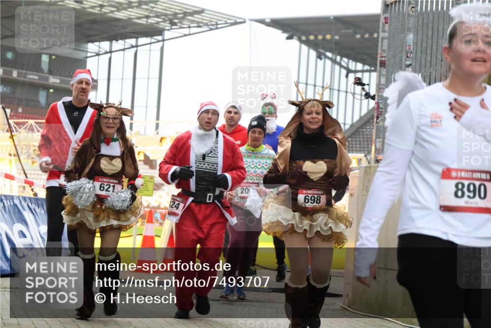 08.12.2024 - St. Pauli X-Mass-Run No. 14 H.Heesch http://msf.ph/oto/7493707 08.12.2024 10:06:57 Ziel 78, 529, 885, 3257, 3259, 621, 698, 795, 885, 890, 1424, 1786, 2003, 2751, 2755 meine-sportfotos.de