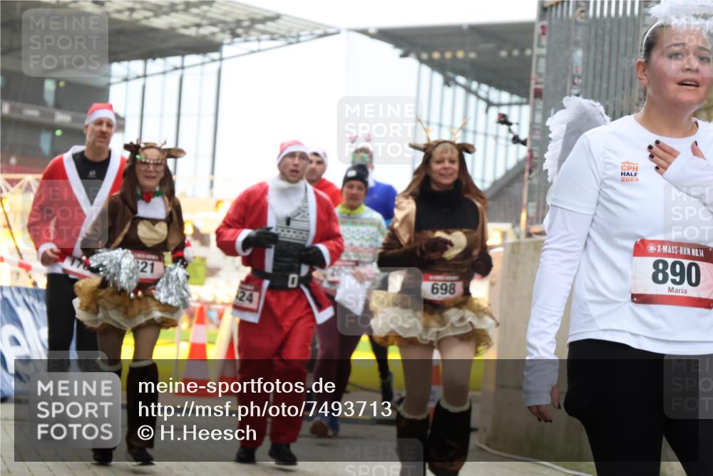 08.12.2024 - St. Pauli X-Mass-Run No. 14 H.Heesch http://msf.ph/oto/7493713 08.12.2024 10:06:57 Ziel 78, 529, 885, 3257, 3259, 621, 698, 795, 885, 890, 1424, 1786, 2003, 2751, 2755 meine-sportfotos.de