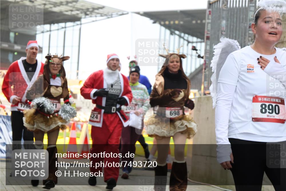 08.12.2024 - St. Pauli X-Mass-Run No. 14 H.Heesch http://msf.ph/oto/7493720 08.12.2024 10:06:57 Ziel 78, 529, 885, 3257, 3259, 621, 698, 795, 885, 890, 1424, 1786, 2003, 2751, 2755 meine-sportfotos.de