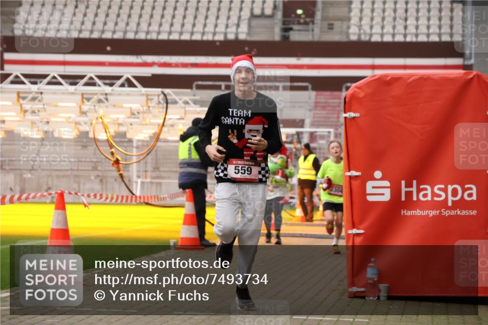 08.12.2024 - St. Pauli X-Mass-Run No. 14 Yannick Fuchs http://msf.ph/oto/7493734 08.12.2024 10:52:29 Ziel 559, 1133, 1785, 2304 meine-sportfotos.de