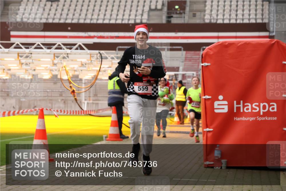 08.12.2024 - St. Pauli X-Mass-Run No. 14 Yannick Fuchs http://msf.ph/oto/7493736 08.12.2024 10:52:30 Ziel 559, 1133, 1785, 2304 meine-sportfotos.de