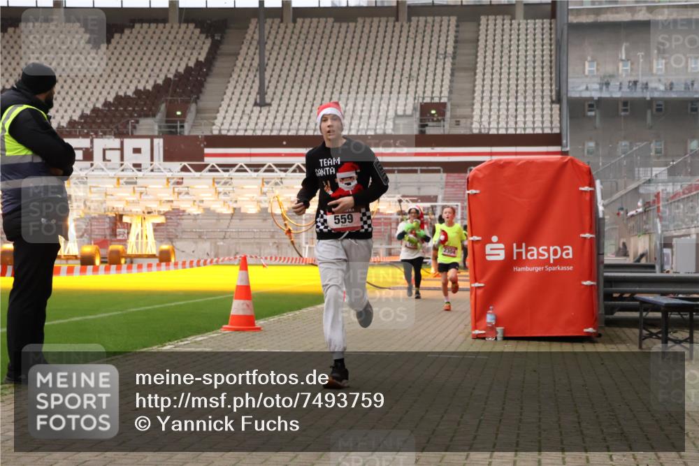 08.12.2024 - St. Pauli X-Mass-Run No. 14 Yannick Fuchs http://msf.ph/oto/7493759 08.12.2024 10:52:31 Ziel 559, 1133, 2304 meine-sportfotos.de