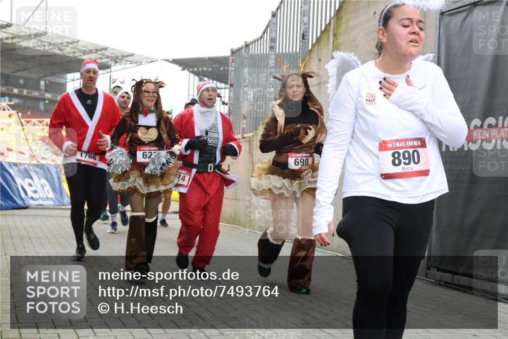 08.12.2024 - St. Pauli X-Mass-Run No. 14 H.Heesch http://msf.ph/oto/7493764 08.12.2024 10:06:59 Ziel 78, 529, 698, 885, 890, 3257, 3259, 621, 698, 795, 890, 1424, 1786, 2003, 2751, 2755, 3337 meine-sportfotos.de