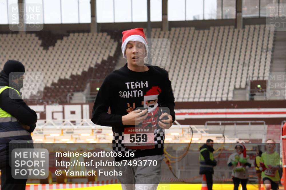 08.12.2024 - St. Pauli X-Mass-Run No. 14 Yannick Fuchs http://msf.ph/oto/7493770 08.12.2024 10:52:32 Ziel 559, 1133, 2304 meine-sportfotos.de