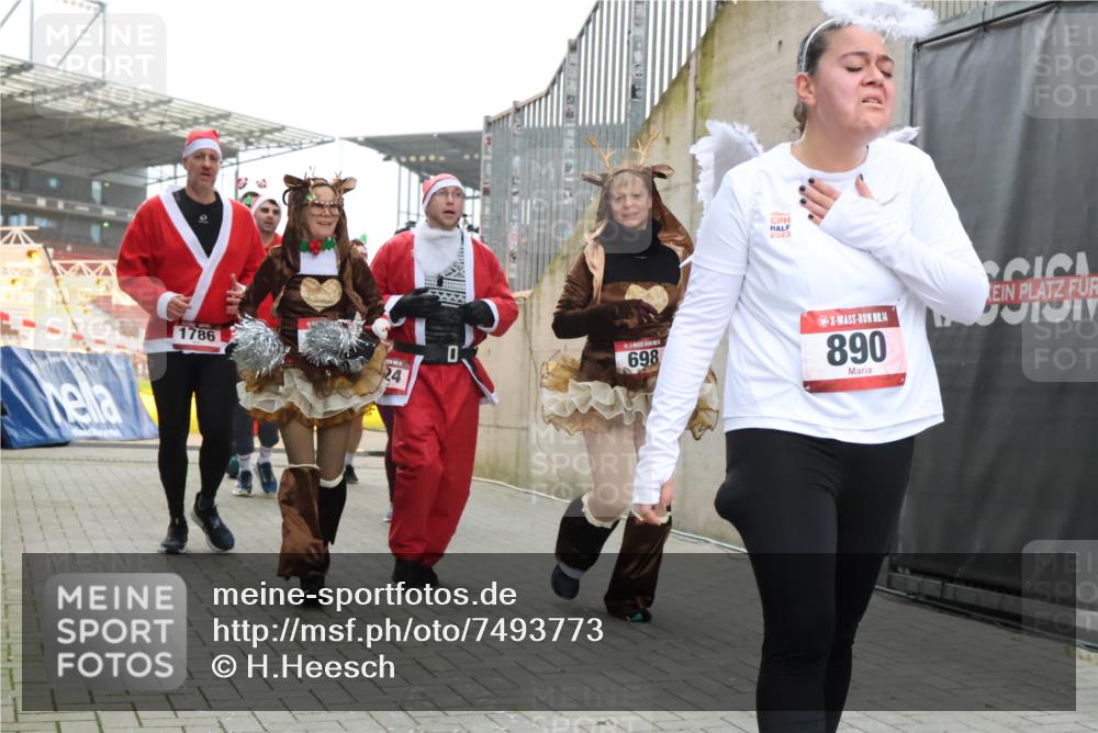 08.12.2024 - St. Pauli X-Mass-Run No. 14 H.Heesch http://msf.ph/oto/7493773 08.12.2024 10:06:59 Ziel 78, 529, 698, 885, 890, 3257, 3259, 621, 698, 795, 890, 1424, 1786, 2003, 2751, 2755, 3337 meine-sportfotos.de
