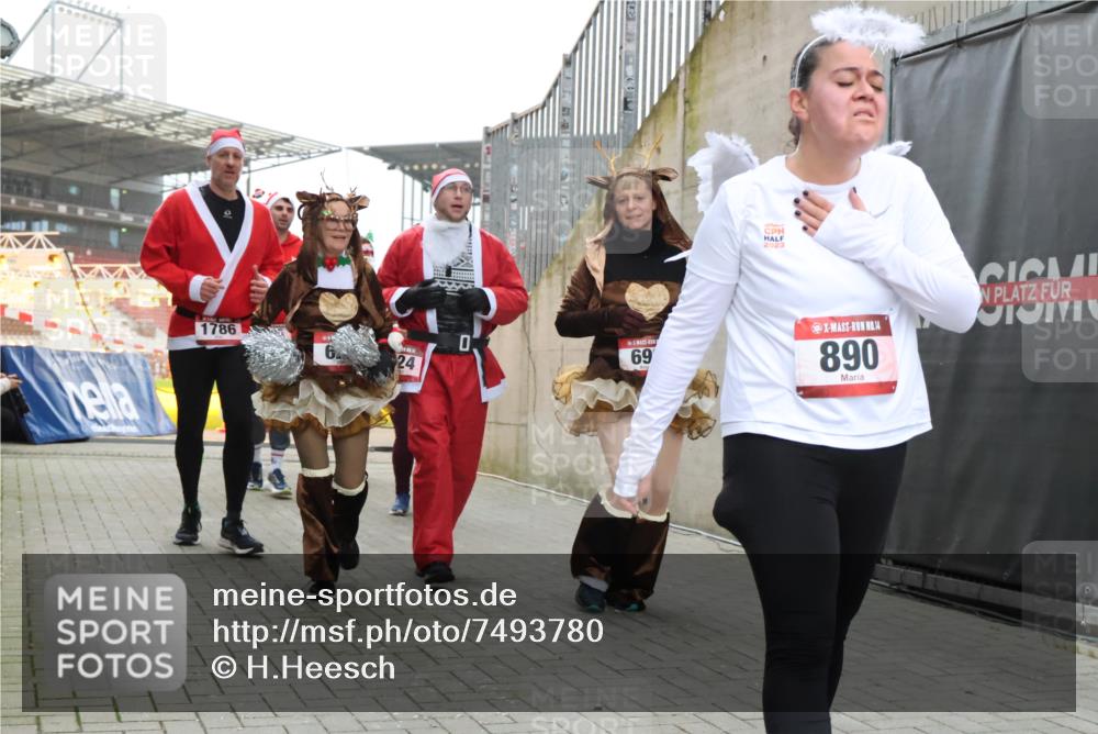 08.12.2024 - St. Pauli X-Mass-Run No. 14 H.Heesch http://msf.ph/oto/7493780 08.12.2024 10:06:59 Ziel 78, 529, 698, 885, 890, 3257, 3259, 621, 698, 795, 890, 1424, 1786, 2003, 2751, 2755, 3337 meine-sportfotos.de