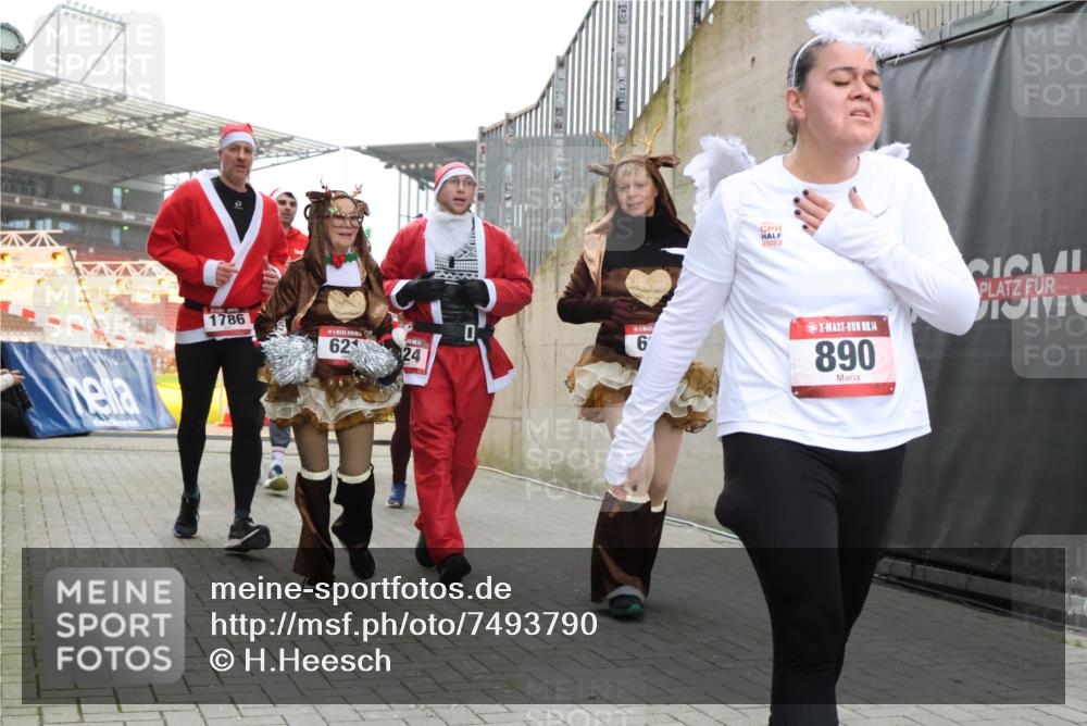 08.12.2024 - St. Pauli X-Mass-Run No. 14 H.Heesch http://msf.ph/oto/7493790 08.12.2024 10:06:59 Ziel 78, 529, 698, 885, 890, 3257, 3259, 621, 698, 795, 890, 1424, 1786, 2003, 2751, 2755, 3337 meine-sportfotos.de