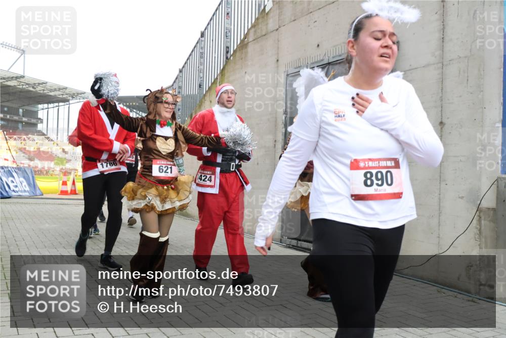08.12.2024 - St. Pauli X-Mass-Run No. 14 H.Heesch http://msf.ph/oto/7493807 08.12.2024 10:07:00 Ziel 78, 529, 621, 698, 885, 890, 1424, 3257, 3259, 621, 698, 719, 795, 890, 1424, 1786, 2003, 2751, 2755, 3337 meine-sportfotos.de