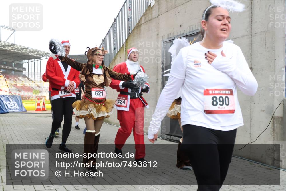 08.12.2024 - St. Pauli X-Mass-Run No. 14 H.Heesch http://msf.ph/oto/7493812 08.12.2024 10:07:00 Ziel 78, 529, 621, 698, 885, 890, 1424, 3257, 3259, 621, 698, 719, 795, 890, 1424, 1786, 2003, 2751, 2755, 3337 meine-sportfotos.de