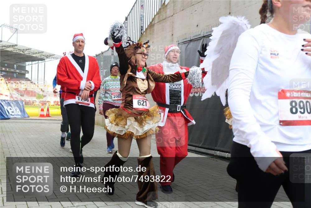 08.12.2024 - St. Pauli X-Mass-Run No. 14 H.Heesch http://msf.ph/oto/7493822 08.12.2024 10:07:00 Ziel 78, 529, 621, 698, 885, 890, 1424, 3257, 3259, 621, 698, 719, 795, 890, 1424, 1786, 2003, 2751, 2755, 3337 meine-sportfotos.de