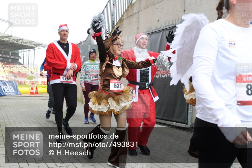 08.12.2024 - St. Pauli X-Mass-Run No. 14 H.Heesch http://msf.ph/oto/7493831 08.12.2024 10:07:00 Ziel 78, 529, 621, 698, 885, 890, 1424, 3257, 3259, 621, 698, 719, 795, 890, 1424, 1786, 2003, 2751, 2755, 3337 meine-sportfotos.de
