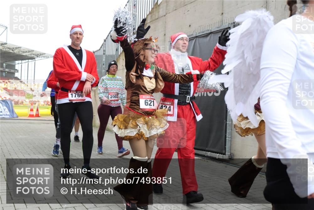08.12.2024 - St. Pauli X-Mass-Run No. 14 H.Heesch http://msf.ph/oto/7493851 08.12.2024 10:07:01 Ziel 78, 529, 621, 698, 795, 885, 890, 1424, 3257, 3259, 621, 698, 719, 795, 1424, 1786, 2003, 2751, 2755, 3337 meine-sportfotos.de