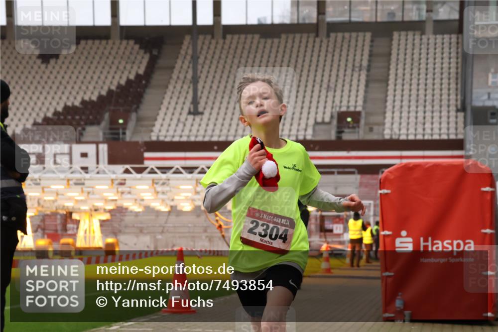 08.12.2024 - St. Pauli X-Mass-Run No. 14 Yannick Fuchs http://msf.ph/oto/7493854 08.12.2024 10:52:35 Ziel 559, 2304 meine-sportfotos.de