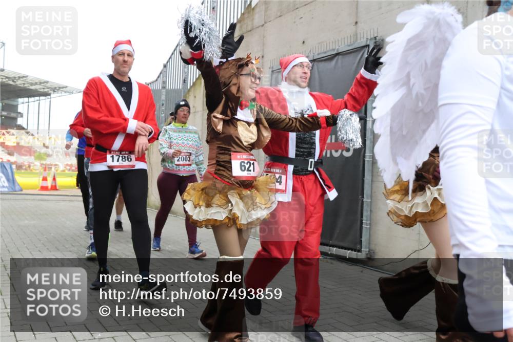 08.12.2024 - St. Pauli X-Mass-Run No. 14 H.Heesch http://msf.ph/oto/7493859 08.12.2024 10:07:01 Ziel 78, 529, 621, 698, 795, 885, 890, 1424, 3257, 3259, 621, 698, 719, 795, 1424, 1786, 2003, 2751, 2755, 3337 meine-sportfotos.de