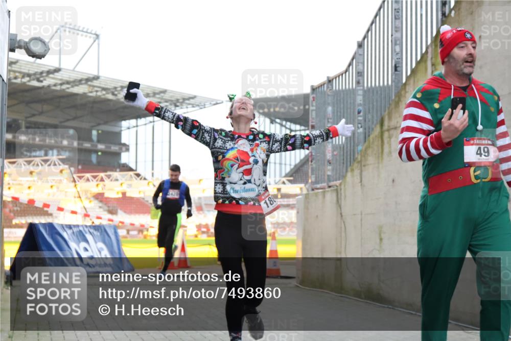 08.12.2024 - St. Pauli X-Mass-Run No. 14 H.Heesch http://msf.ph/oto/7493860 08.12.2024 09:58:48 Ziel 55, 802, 880, 1075, 1080, 2984, 3109, 49, 832, 1864, 2428 meine-sportfotos.de