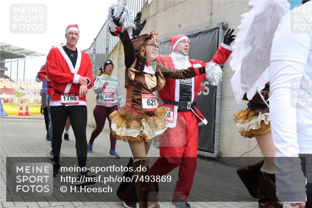 08.12.2024 - St. Pauli X-Mass-Run No. 14 H.Heesch http://msf.ph/oto/7493869 08.12.2024 10:07:01 Ziel 78, 529, 621, 698, 795, 885, 890, 1424, 3257, 3259, 621, 698, 719, 795, 1424, 1786, 2003, 2751, 2755, 3337 meine-sportfotos.de