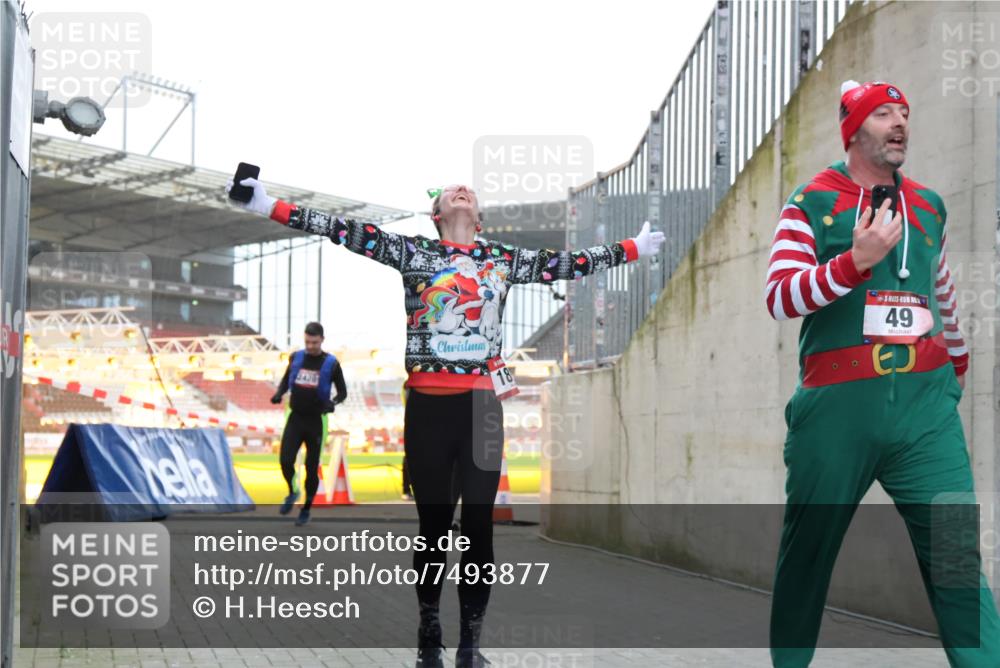 08.12.2024 - St. Pauli X-Mass-Run No. 14 H.Heesch http://msf.ph/oto/7493877 08.12.2024 09:58:48 Ziel 55, 802, 880, 1075, 1080, 2984, 3109, 49, 832, 1864, 2428 meine-sportfotos.de