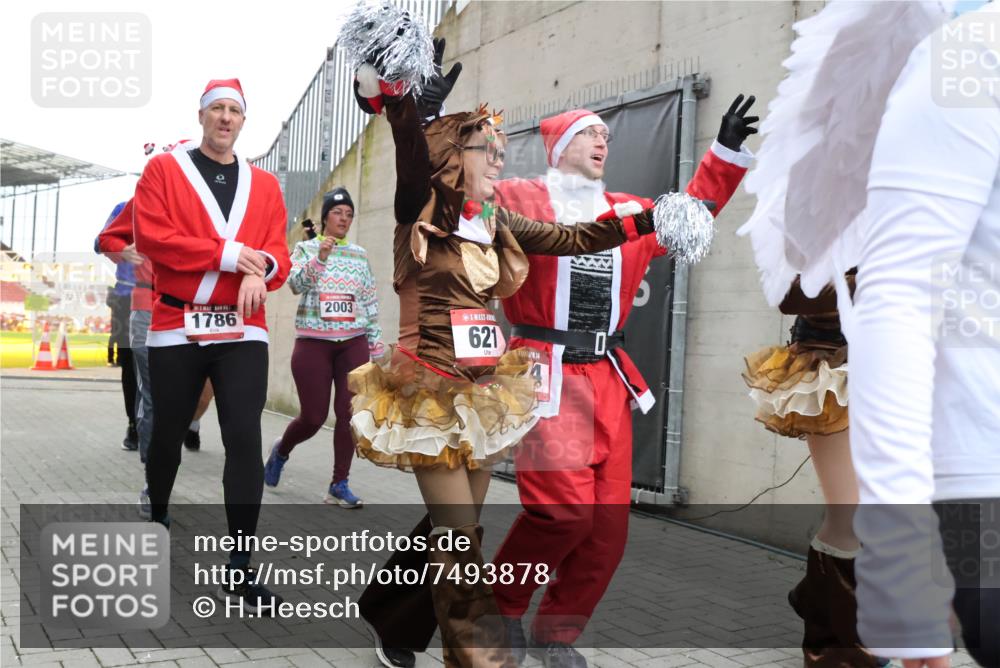 08.12.2024 - St. Pauli X-Mass-Run No. 14 H.Heesch http://msf.ph/oto/7493878 08.12.2024 10:07:01 Ziel 78, 529, 621, 698, 795, 885, 890, 1424, 3257, 3259, 621, 698, 719, 795, 1424, 1786, 2003, 2751, 2755, 3337 meine-sportfotos.de