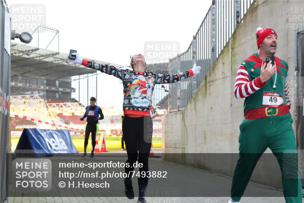 08.12.2024 - St. Pauli X-Mass-Run No. 14 H.Heesch http://msf.ph/oto/7493882 08.12.2024 09:58:48 Ziel 55, 802, 880, 1075, 1080, 2984, 3109, 49, 832, 1864, 2428 meine-sportfotos.de