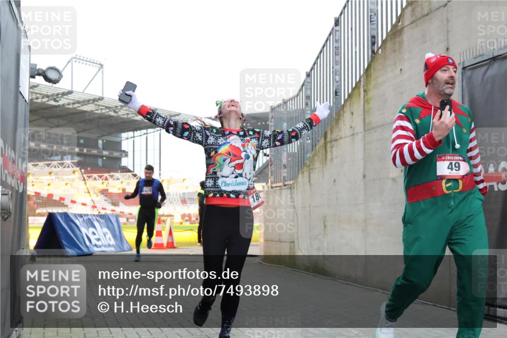 08.12.2024 - St. Pauli X-Mass-Run No. 14 H.Heesch http://msf.ph/oto/7493898 08.12.2024 09:58:48 Ziel 55, 802, 880, 1075, 1080, 2984, 3109, 49, 832, 1864, 2428 meine-sportfotos.de