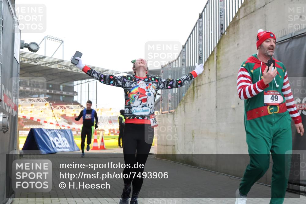 08.12.2024 - St. Pauli X-Mass-Run No. 14 H.Heesch http://msf.ph/oto/7493906 08.12.2024 09:58:49 Ziel 49, 55, 802, 880, 1864, 2984, 3109, 49, 832, 1119, 1864, 2428 meine-sportfotos.de