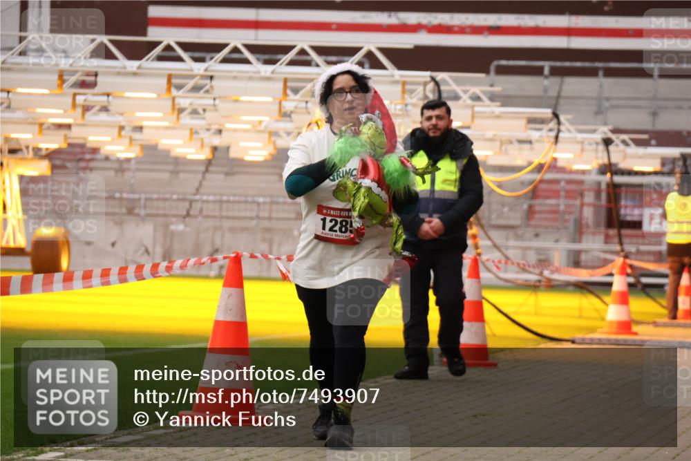 08.12.2024 - St. Pauli X-Mass-Run No. 14 Yannick Fuchs http://msf.ph/oto/7493907 08.12.2024 10:52:39 Ziel 559, 2304 meine-sportfotos.de